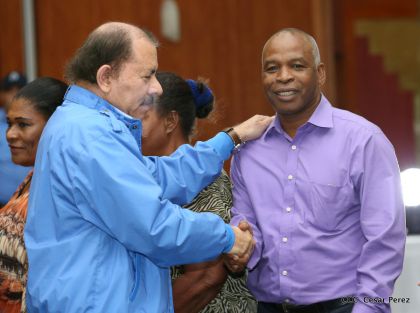 Comandante Daniel Ortega entrega títulos comunitarios a pueblos de la Costa Caribe