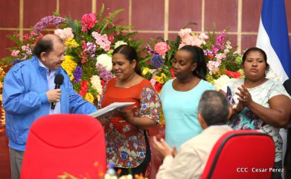 Comandante Daniel Ortega entrega títulos comunitarios a pueblos de la Costa Caribe