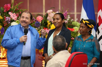 Comandante Daniel Ortega entrega títulos comunitarios a pueblos de la Costa Caribe