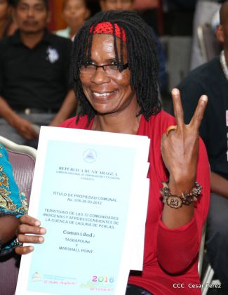 Comandante Daniel Ortega entrega títulos comunitarios a pueblos de la Costa Caribe