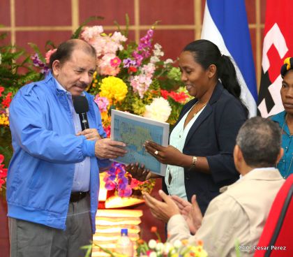 Comandante Daniel Ortega entrega títulos comunitarios a pueblos de la Costa Caribe