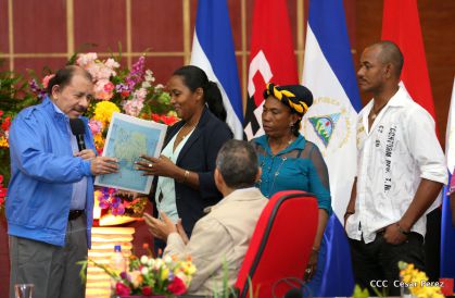 Comandante Daniel Ortega entrega títulos comunitarios a pueblos de la Costa Caribe
