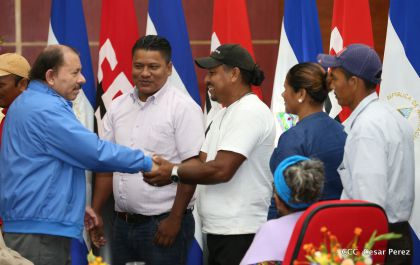 Comandante Daniel Ortega entrega títulos comunitarios a pueblos de la Costa Caribe