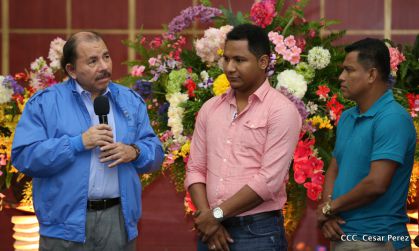 Comandante Daniel Ortega entrega títulos comunitarios a pueblos de la Costa Caribe