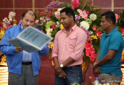 Comandante Daniel Ortega entrega títulos comunitarios a pueblos de la Costa Caribe