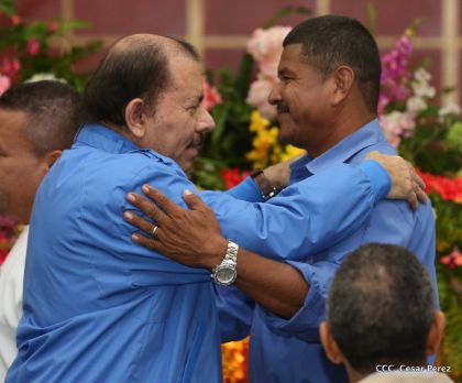 Comandante Daniel Ortega entrega títulos comunitarios a pueblos de la Costa Caribe