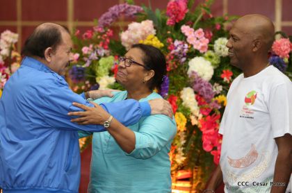 Comandante Daniel Ortega entrega títulos comunitarios a pueblos de la Costa Caribe