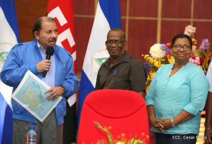 Comandante Daniel Ortega entrega títulos comunitarios a pueblos de la Costa Caribe