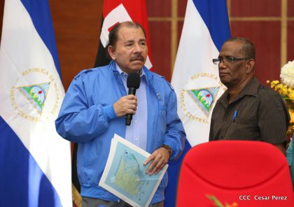 Comandante Daniel Ortega entrega títulos comunitarios a pueblos de la Costa Caribe