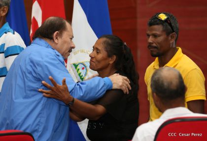 Comandante Daniel Ortega entrega títulos comunitarios a pueblos de la Costa Caribe