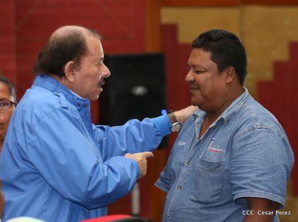 Comandante Daniel Ortega entrega títulos comunitarios a pueblos de la Costa Caribe
