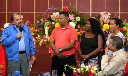 Comandante Daniel Ortega entrega títulos comunitarios a pueblos de la Costa Caribe