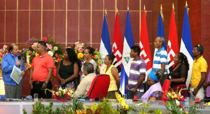 Comandante Daniel Ortega entrega títulos comunitarios a pueblos de la Costa Caribe