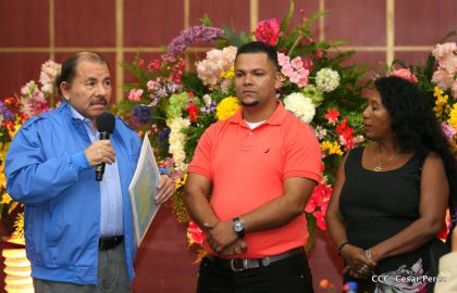Comandante Daniel Ortega entrega títulos comunitarios a pueblos de la Costa Caribe