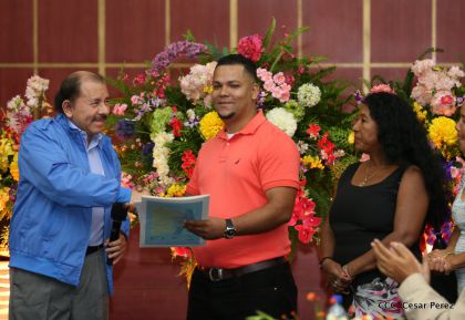 Comandante Daniel Ortega entrega títulos comunitarios a pueblos de la Costa Caribe