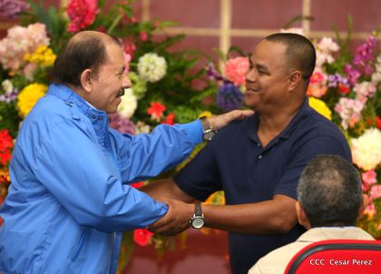 Comandante Daniel Ortega entrega títulos comunitarios a pueblos de la Costa Caribe