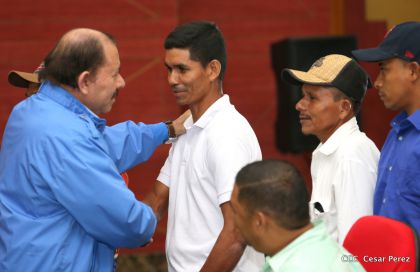 Comandante Daniel Ortega entrega títulos comunitarios a pueblos de la Costa Caribe