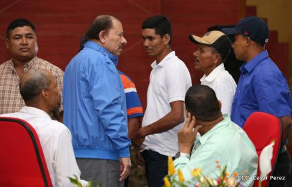 Comandante Daniel Ortega entrega títulos comunitarios a pueblos de la Costa Caribe