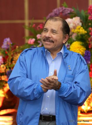 Comandante Daniel Ortega entrega títulos comunitarios a pueblos de la Costa Caribe