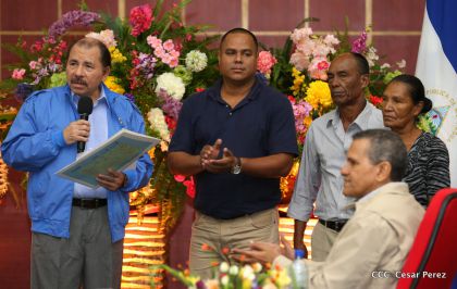 Comandante Daniel Ortega entrega títulos comunitarios a pueblos de la Costa Caribe