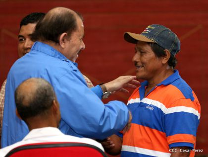 Comandante Daniel Ortega entrega títulos comunitarios a pueblos de la Costa Caribe