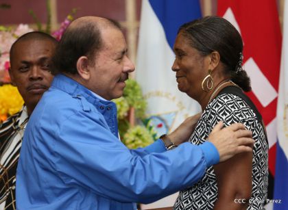 Comandante Daniel Ortega entrega títulos comunitarios a pueblos de la Costa Caribe