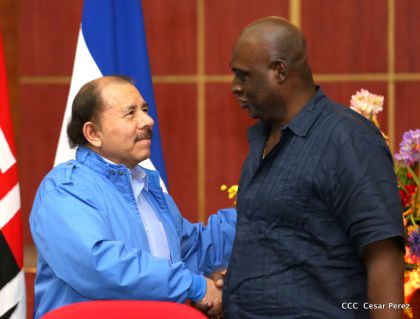 Comandante Daniel Ortega entrega títulos comunitarios a pueblos de la Costa Caribe