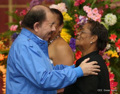 Comandante Daniel Ortega entrega títulos comunitarios a pueblos de la Costa Caribe