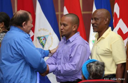 Comandante Daniel Ortega entrega títulos comunitarios a pueblos de la Costa Caribe