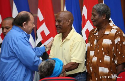 Comandante Daniel Ortega entrega títulos comunitarios a pueblos de la Costa Caribe