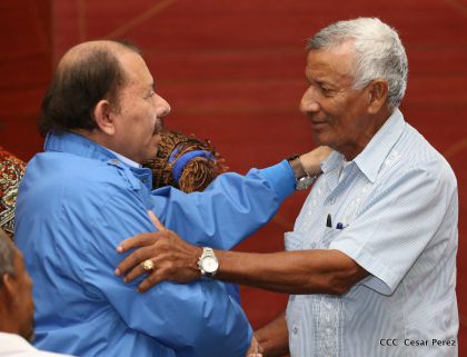 Comandante Daniel Ortega entrega títulos comunitarios a pueblos de la Costa Caribe