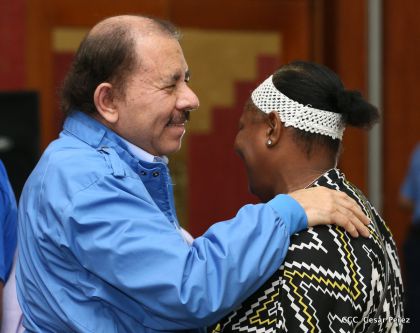 Comandante Daniel Ortega entrega títulos comunitarios a pueblos de la Costa Caribe