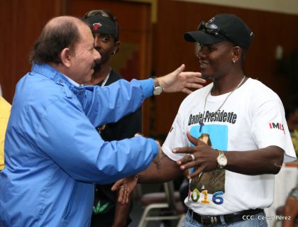 Comandante Daniel Ortega entrega títulos comunitarios a pueblos de la Costa Caribe