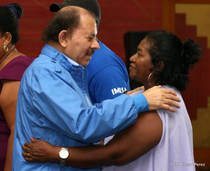 Comandante Daniel Ortega entrega títulos comunitarios a pueblos de la Costa Caribe