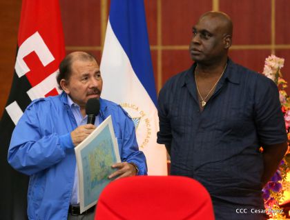 Comandante Daniel Ortega entrega títulos comunitarios a pueblos de la Costa Caribe