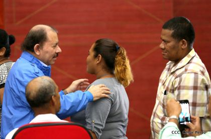 Comandante Daniel Ortega entrega títulos comunitarios a pueblos de la Costa Caribe