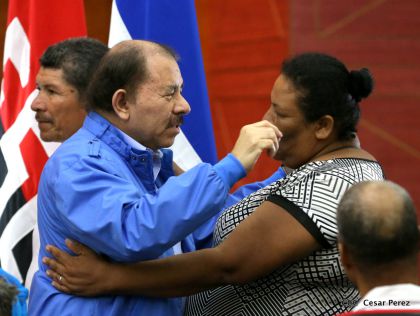 Comandante Daniel Ortega entrega títulos comunitarios a pueblos de la Costa Caribe