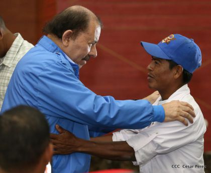 Comandante Daniel Ortega entrega títulos comunitarios a pueblos de la Costa Caribe