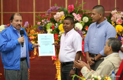 Comandante Daniel Ortega entrega títulos comunitarios a pueblos de la Costa Caribe