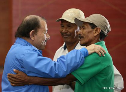 Comandante Daniel Ortega entrega títulos comunitarios a pueblos de la Costa Caribe