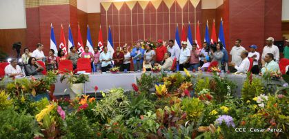 Comandante Daniel Ortega entrega títulos comunitarios a pueblos de la Costa Caribe
