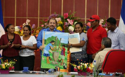 Comandante Daniel Ortega entrega títulos comunitarios a pueblos de la Costa Caribe