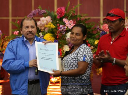 Comandante Daniel Ortega entrega títulos comunitarios a pueblos de la Costa Caribe