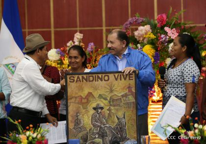 Comandante Daniel Ortega entrega títulos comunitarios a pueblos de la Costa Caribe