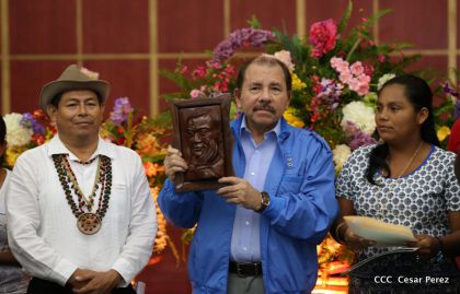 Comandante Daniel Ortega entrega títulos comunitarios a pueblos de la Costa Caribe