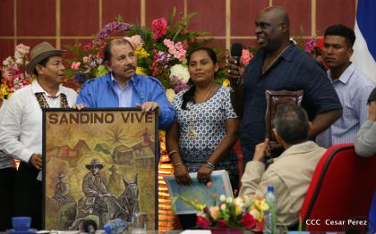 Comandante Daniel Ortega entrega títulos comunitarios a pueblos de la Costa Caribe
