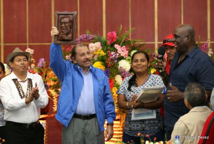 Comandante Daniel Ortega entrega títulos comunitarios a pueblos de la Costa Caribe