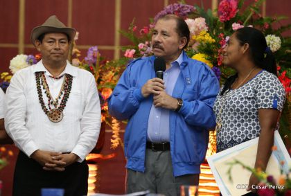Comandante Daniel Ortega entrega títulos comunitarios a pueblos de la Costa Caribe