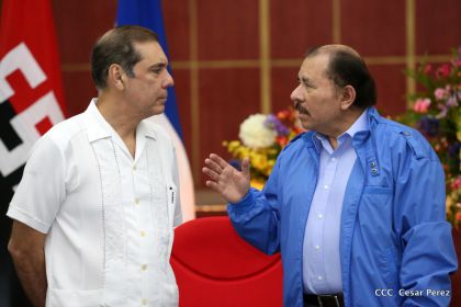 Comandante Daniel Ortega entrega títulos comunitarios a pueblos de la Costa Caribe