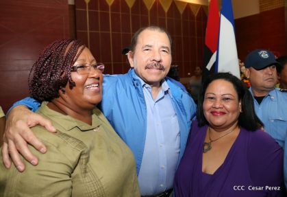 Comandante Daniel Ortega entrega títulos comunitarios a pueblos de la Costa Caribe